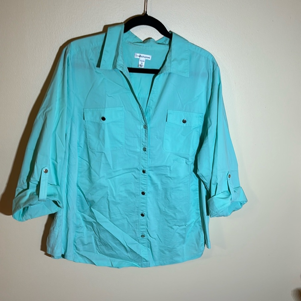 Mint green button up shirt. 3/4 sleeves.